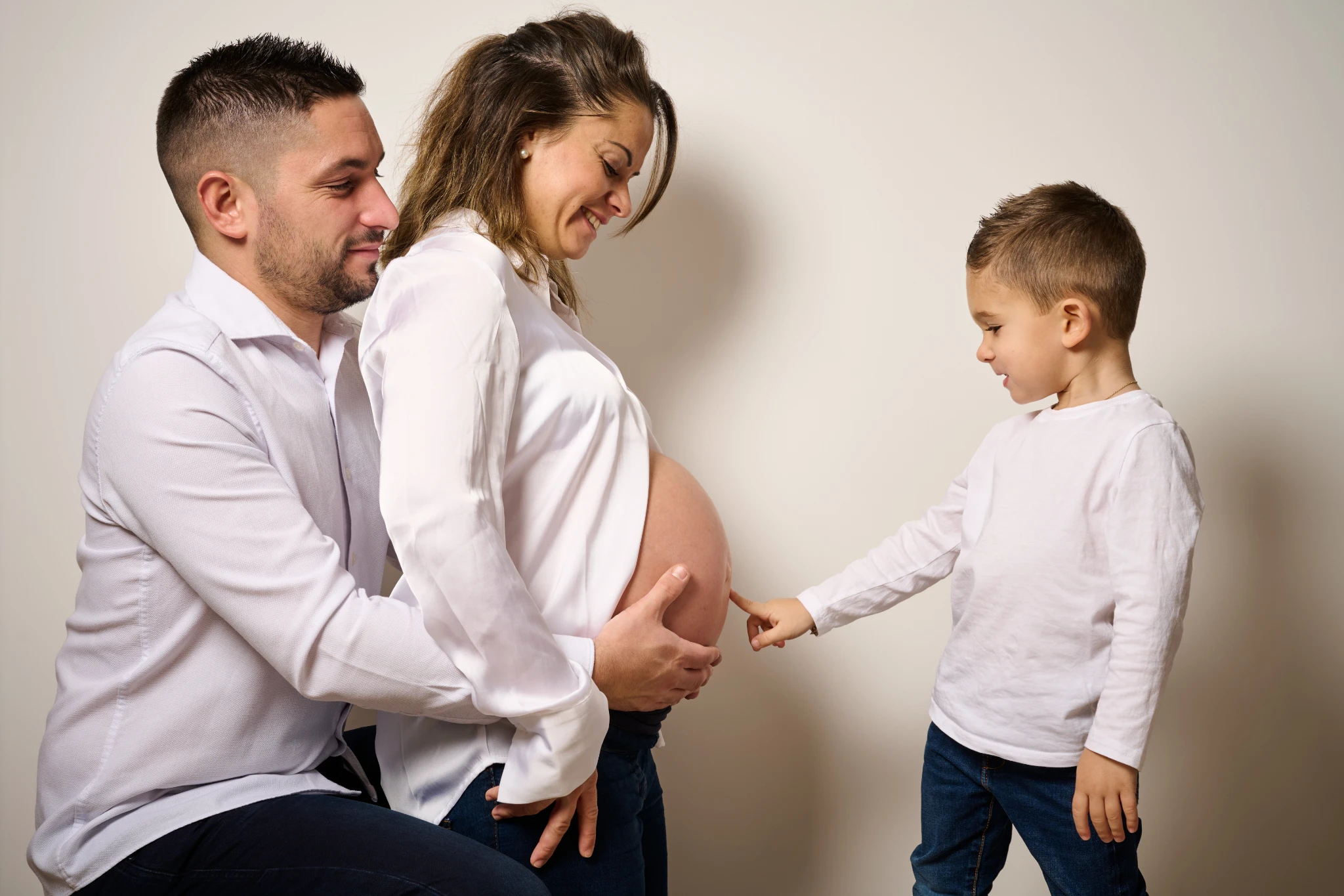 Séance Maternité en Famille : Complicité & Spontanéité – Photographe Lot