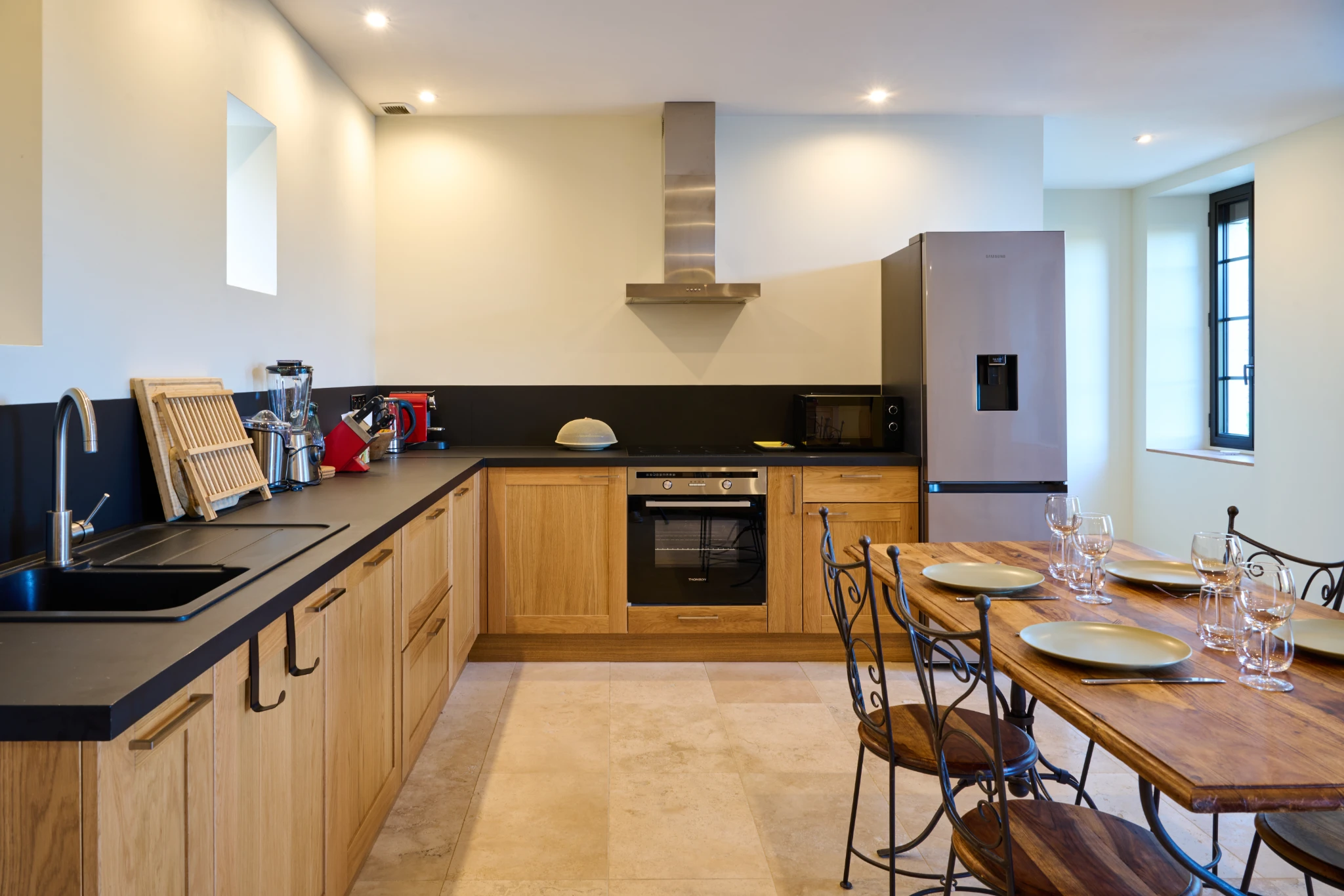 Photographie de cuisine équipée et aménagée – Lot